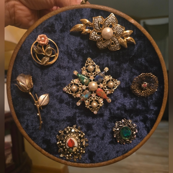 Vintage Floral Brooch Set of 7 on Navy Blue Velvet Hanging Display Case - Picture 12 of 12